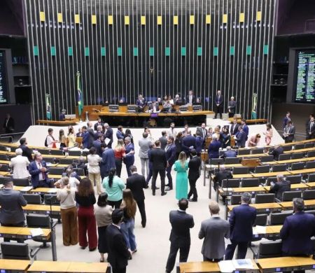 Retirada de urgência adia tramitação de proposta sobre escala 6x1