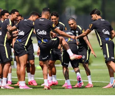 Neymar treina com bola e recebe batismo de companheiros