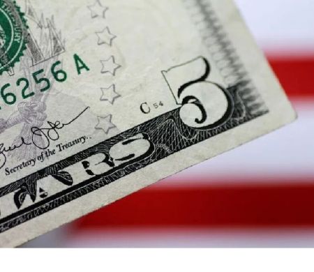 Após decisões de juros no Brasil e nos EUA, dólar abre em alta&nbsp;