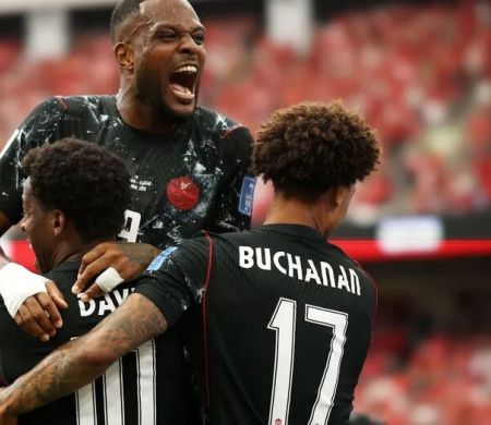 Canadá goleia Catar em jogo marcado por lesão chocante e expulsões na Copa