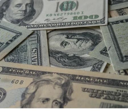 Com mercado à espera de dados de emprego, dólar abre o dia em alta