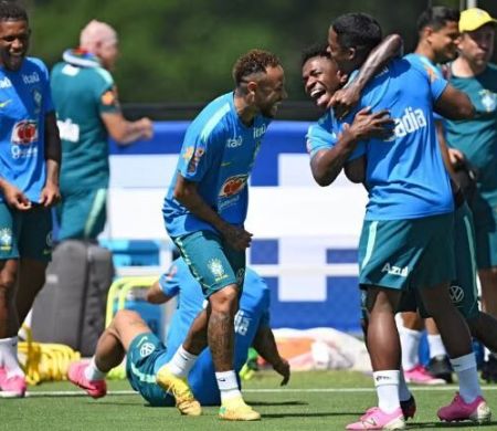 Ausência de Rayan marca treino da seleção para enfrentar a Noruega