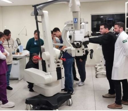 Novo microscópio amplia capacidade cirúrgica no HR da Costa Leste