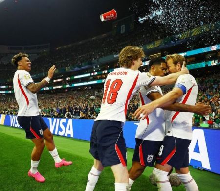 Inglaterra segura pressão, bate o México no Azteca e vai às quartas da Copa