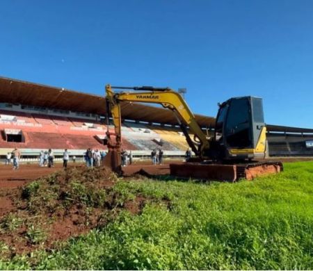 Troca do gramado marca início da revitalização do<p>Estádio Morenão</p>