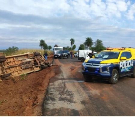Acidente entre carro e caminhão mata mulher na MS-295, em Tacuru