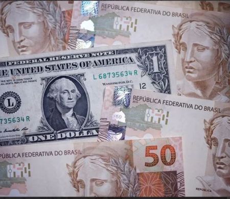 De olho em tensões entre EUA e Irã, dólar abre o dia estável&nbsp;