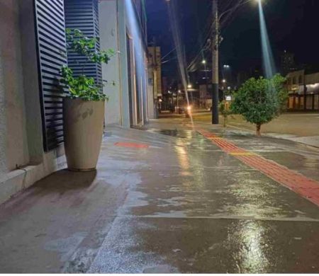 Homem não resiste ataque a facadas e morre em frente a hotel no Centro