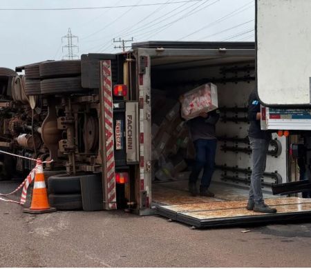Caminhão tomba no macroanel de Campo Grande e motorista é socorrido