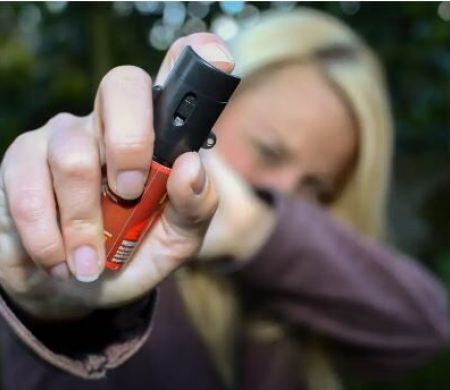 Spray de pimenta é permitido para defesa pessoal de mulheres
