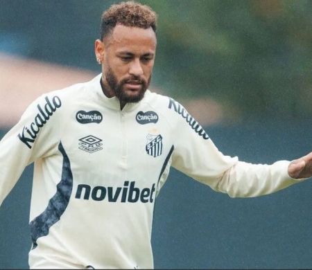 Em treino no time titular, Neymar deve atuar em Santos e Chapecoense