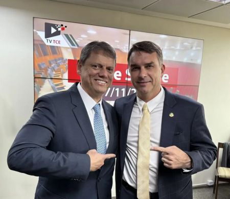 Tarcísio diz que Flávio não está pelo sobrenome, mas pelo maior presidente do país