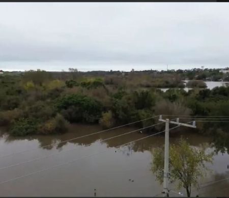 Guaíba atinge cota de alerta e há risco de inundação em Porto Alegre