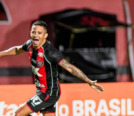 Vitória goleia Athletico-PR e segue na Copa do Brasil