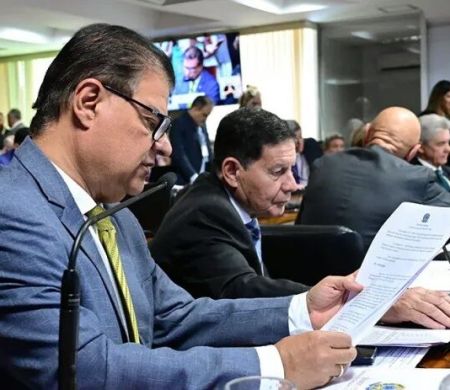 Piso de R$ 13,6 mil para médicos e dentistas avança no Senado