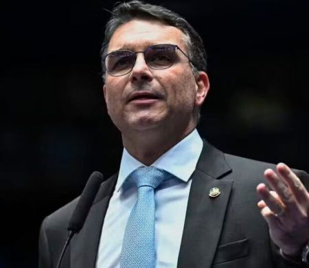 Flávio Bolsonaro alega fraude ao aparecer como filiado ao Missão no TSE