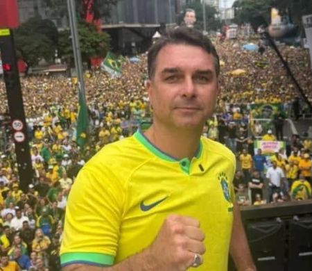 Flávio Bolsonaro tem 45% e Lula 43% em cenário de 2º turno