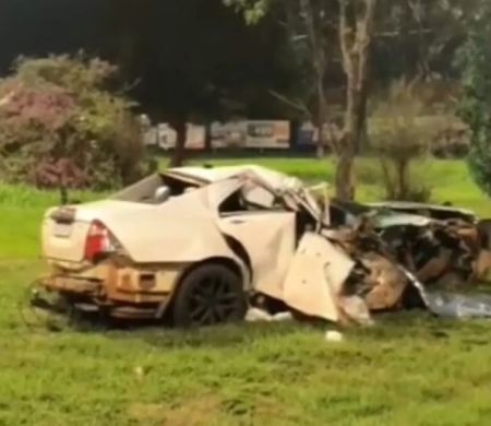 Motorista perde o controle do carro, bate em árvore e morre no local, em Dourados&nbsp;