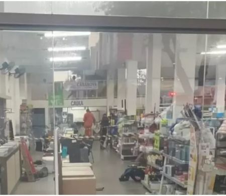 Homem é morto a tiros durante expediente em loja de material de construção