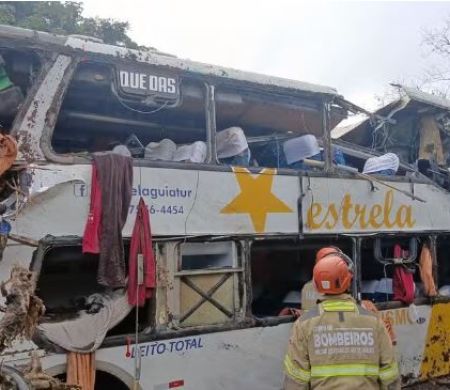 Ônibus para Copacabana tomba em Petrópolis e deixa dez mortos