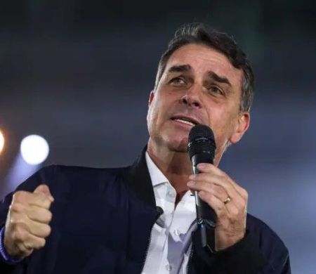 Flávio diz que olha para o STF com nojo e fala em ser presidente de transição