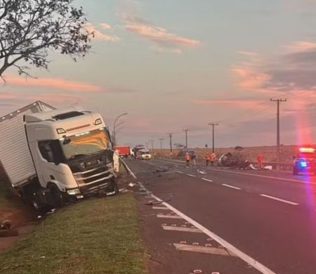 Batida entre carro e carreta termina em morte e bloqueia BR-163