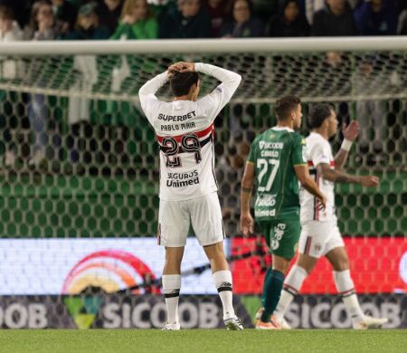 São Paulo perde para a lanterna Chapecoense e aumenta crise no Brasileirão