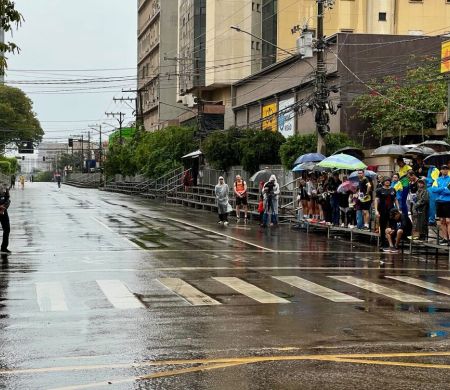 Chuva cancela desfile cívico-militar no aniversário de Campo Grande
