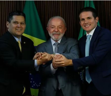 Lula, Alcolumbre e Motta discutem fim da ‘taxa das blusinhas’