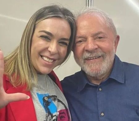 Oposição divulga foto de Lula com lobista após presidente negar conhecê-la