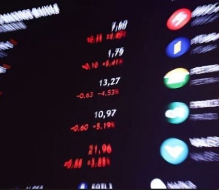 Ibovespa avança na abertura, enquanto dólar ganha força
