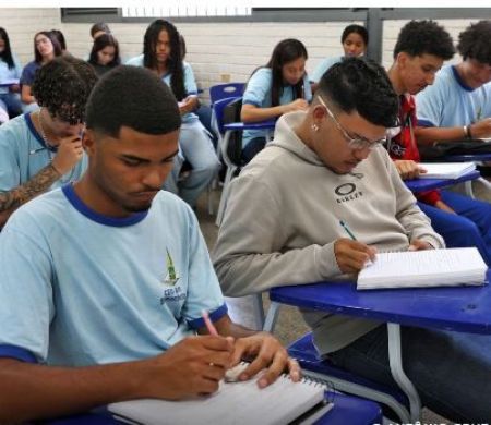 Nascidos em setembro e outubro recebem R$ 200 do Pé-de-Meia hoje