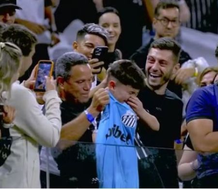 Após ganhar camisa de Neymar, garoto corintiano deixa arena sob escolta