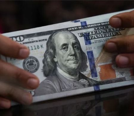Dólar cai com pesquisas eleitorais e tensão no Oriente Médio&nbsp;