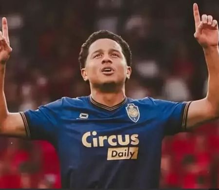 Anthony Valencia desembarca no Rio para assinar com o Flamengo