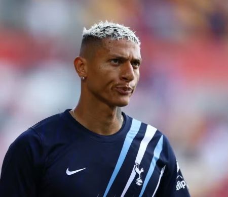 Clube de Salah oferece salário 3 vezes maior a Richarlison