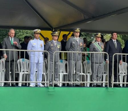 Riedel acompanha desfile de 7 de Setembro ao lado de autoridades, na Capital&nbsp;