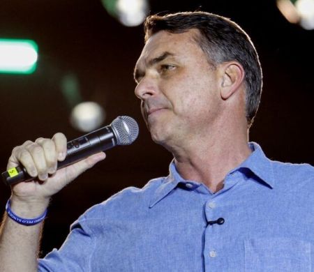 Flávio faz oração a Bolsonaro e clama por ‘espada da Justiça’ nos 3 Poderes