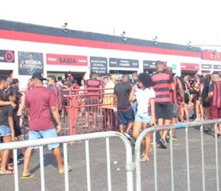 Vitória e Grêmio fecham a rodada do Brasileirão nesta segunda-feira
