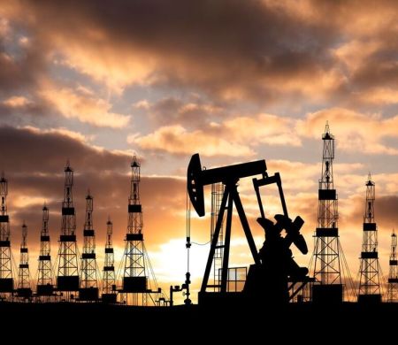 Petróleo supera US$ 100 com escalada de ataques entre Estados Unidos e Irã