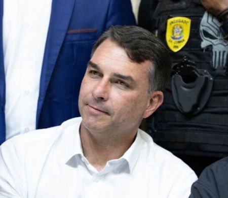 Flávio Bolsonaro ironiza retorno de Andrei à direção da PF: ‘Virou várzea’