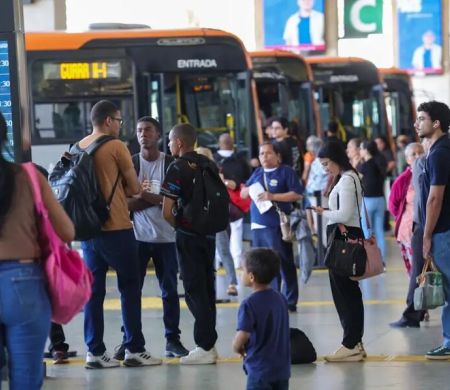 Setor de serviços fica estável em julho e sobe 2,4% em 12 meses