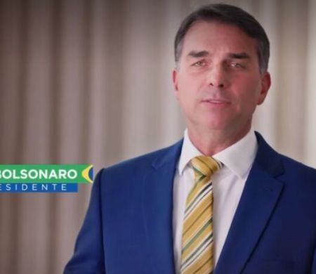 Flávio Bolsonaro se identifica como presidente e faz pronunciamento à nação