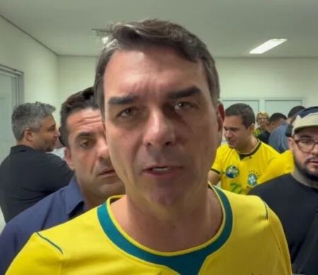 Flávio diz que Dino e a ‘tropa de choque de Lula’ protegeram Moraes