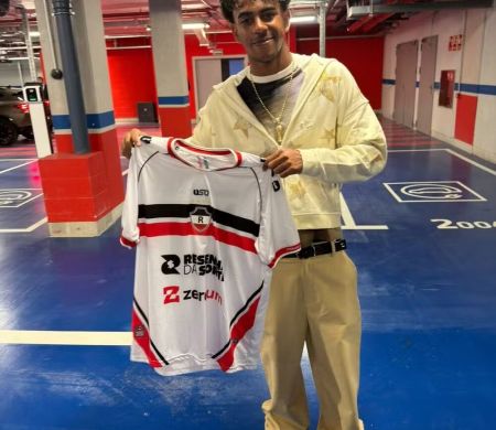 Yamal posa com camisa do River-PI depois de goleada do Barcelona