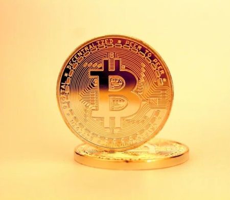 Bitcoin dispara 4,5% e volta a mirar faixa dos US$ 82 mil