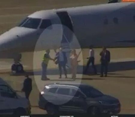 Vídeo mostra Moraes e sua esposa desembarcando de jatinho de Vorcaro