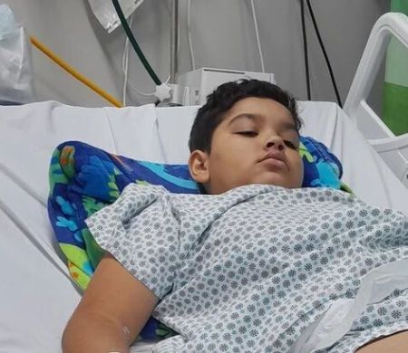 Família faz campanha para ajudar menino de 8 anos após 10 cirurgias