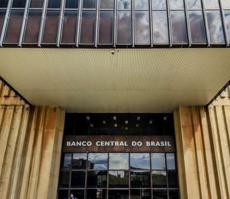 Economia deve crescer menos e BC baixa estimativa para 1,8%