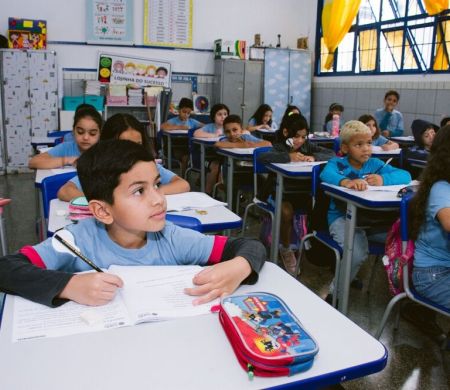 Medidas mudam rotina de escolas diante do calor e temporais na Capital